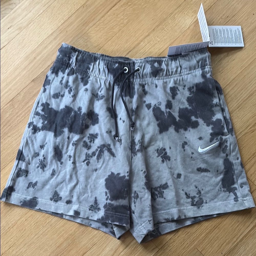 Nike women’s  mid rise shorts